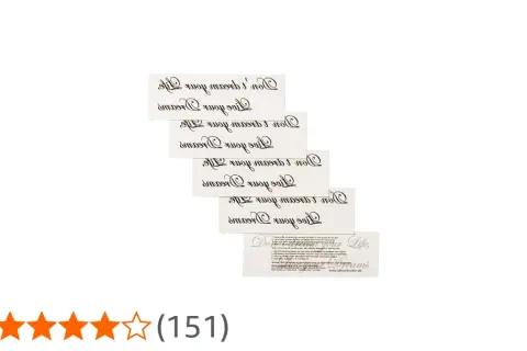 Mehrere Bögen mit der tatto schrift "Live your dreams" auf Englisch.