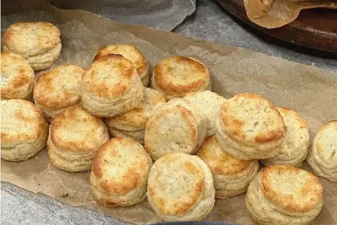 En hög med små scones, gyllene och fluffiga, redo att avnjutas. Perfekta till fikat!