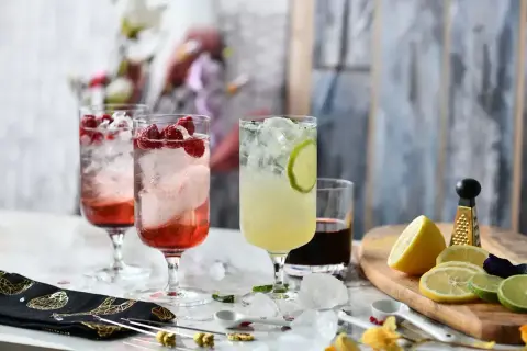 Orzeźwiające drinki z malinami i limonką, idealne na letnie popołudnie. Jeden z nich to klasyczny bombay sapphire drink.