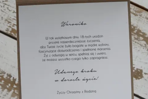 Weroniko, przyjmij mądre życzenia na 18. urodziny! Niech życie będzie pełne doświadczeń i spełnionych marzeń.