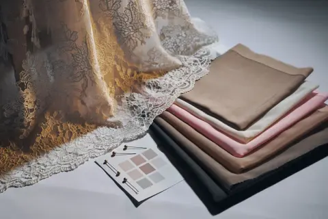 Delikatna koronka i gładkie tkaniny w pastelowych kolorach. Czy to cupro? To materiał o jedwabistym połysku, idealny na elegancką odzież.