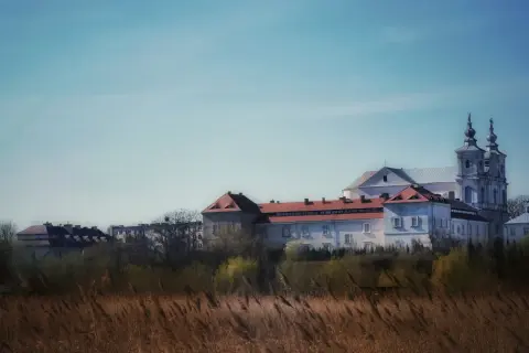 Krasnystaw: zespół klasztorny z wieżami kościoła na tle błękitnego nieba.