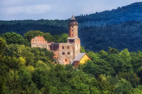 Ruiny zamku w Górach Stołowych, malowniczo ukryte wśród zieleni. To właśnie Zagórze Śląskie, miejsce pełne historii i piękna.