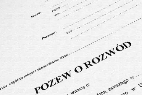 Fragment dokumentu "Pozew o rozwód". Widać pola na dane powoda, pozwanego, PESEL, ostatnie wspólne miejsce zamieszkania stron. Dokument dotyczy wniosku rozwodowego za porozumieniem stron.