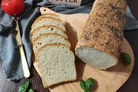 Świeżo upieczony bochenek z makiem i kromki chleba. Prosty przepis na chleb, który zachwyci każdego. Idealny na śniadanie.