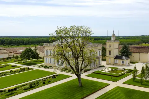 Magnifique domaine viticole sur la route des vins de Bordeaux, avec son château, ses jardins à la française et ses vignes à perte de vue.