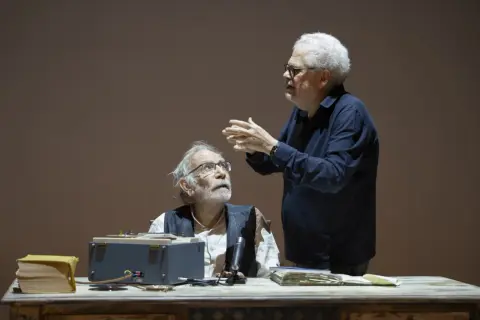 Due attori sul palco del Teatro San Ferdinando Napoli, con un registratore e libri. La programmazione teatrale si preannuncia intensa.