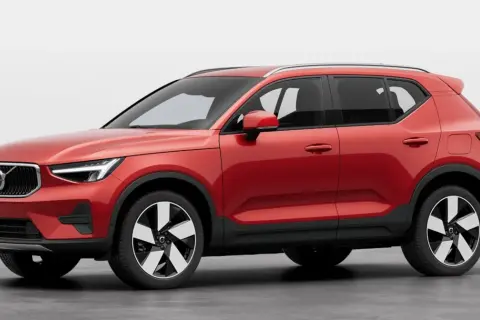 Czerwony Volvo XC40 na białym tle. Sprawdź aktualną volvo xc40 cenę i dostępne konfiguracje.