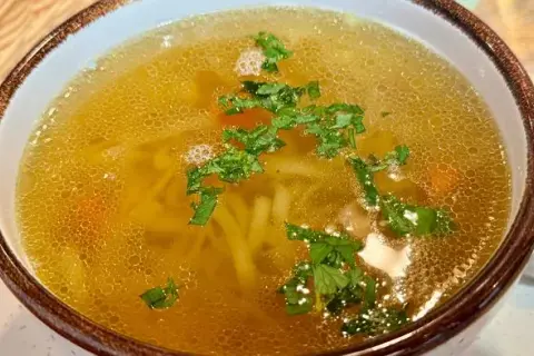 Jak zrobić rosół wegetariański, który zaskoczy smakiem i aromatem