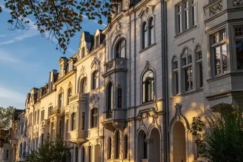 Prachtvolle Jugendstilfassaden im Briller Viertel Wuppertal im warmen Abendlicht.