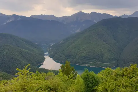 Panoramica mozzafiato della Garfagnana: cosa vedere in questo paesaggio incantevole con lago turchese e montagne verdi.