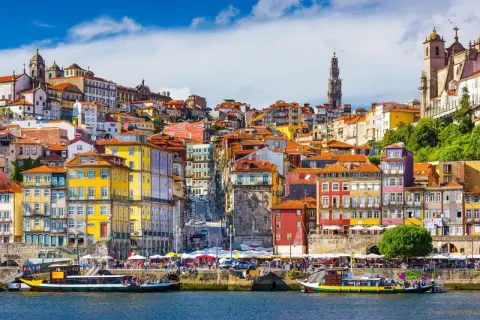 Kolorowe kamienice Porto nad rzeką Douro. Zastanawiasz się, ile się leci do Portugalii, by zobaczyć ten widok?