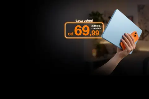 Pakiet optymalny Orange: połącz usługi od 69,99 zł/mies. z rabatami. Dłoń trzyma tablet i telefon.