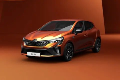 La nouvelle Renault Clio, avec sa couleur orange éclatante, est prête à conquérir les routes. Sa date de sortie approche, promettant un design audacieux et une technologie de pointe.
