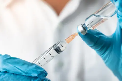 Jak działa system dystrybucji szczepionek w Polsce? Poznaj kulisy