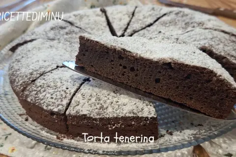 Une délicieuse Torta Tenerina, une patisserie italienne au chocolat, saupoudrée de sucre glace.