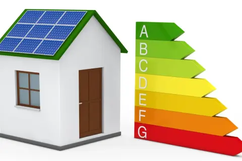 Casa con paneles solares en el tejado y una escala de eficiencia energética. ¡Un hogar pree 5000!