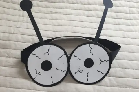 Zrób własny strój muchy! Opaska z wielkimi, kreskówkowymi oczami i czułkami. Idealna na bal przebierańców.