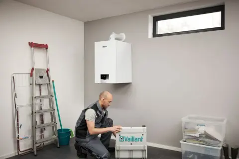 Instalator przygotowuje nowy piec gazowy Vaillant. Czy piec gazowy można odliczyć od podatku? Sprawdź ulgi termomodernizacyjne.