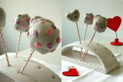 Süße Sally Cake Pops mit rosa und lila Herzen verziert, bereit für eine romantische Feier.