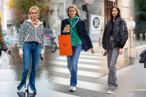 Cinque donne mostrano come abbinare le scarpe ai pantaloni a zampa: sneakers, stivali e sabot.