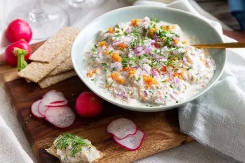 Krämig sillröra med dill, rödlök och rom. Serveras med knäckebröd och rädisor. En klassisk svensk sillrätt.