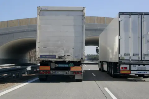 Dwa tiry jadą obok siebie na autostradzie, pod wiaduktem. Czy tiry mogą się wyprzedzać na autostradzie?