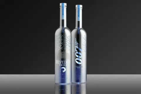 Dwie butelki Belvedere, w tym jedna z motywem 007. Ten luksusowy alkohol to idealny wybór na specjalne okazje.