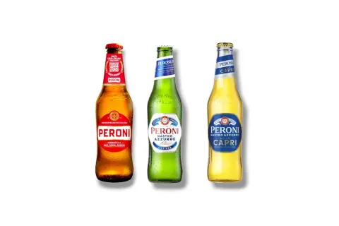 Drei Flaschen italienisches Bier von Peroni: Nastro Azzurro, Nastro Azzurro Capri und ein weiteres klassisches Peroni.