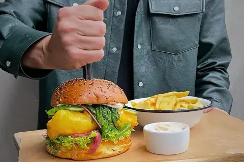 Co możemy znaleźć w burgerze? Odkryj nieznane składniki i wariacje
