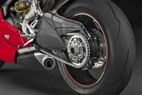 Detalle de la rueda trasera de una moto deportiva roja, mostrando el basculante monobrazo, cadena y neumático Pirelli Diablo Supercorsa.