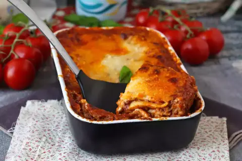 En härlig lasagne bolognese med gyllene ost och en generös köttfärssås. Perfekt för en mysig middag.