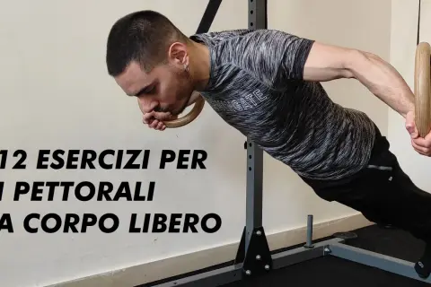Uomo che esegue un esercizio ai anelli per i pettorali, parte di "12 esercizi a corpo libero per allenarsi a casa".