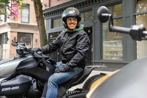 Kurtka motocyklowa: jak wybrać, by jeździć bezpiecznie i wygodnie?