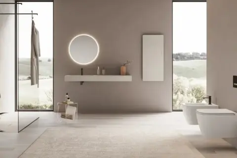 Bagno moderno con sanitari sospesi pro e contro: doccia walk-in, lavabo, specchio luminoso, bidet e WC a parete.