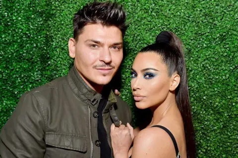 Mario Dedivanovic, maquillador de Kim Kardashian, posa con ella.