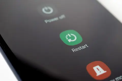 Ekran telefonu z opcjami wyłączenia i ponownego uruchomienia. Po aktualizacji Chrome warto zrestartować urządzenie.