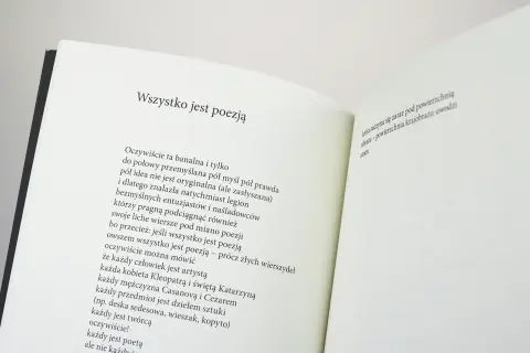 Otwarta książka z tekstem "Wszystko jest poezją". Wiersze o rozstaniu, które są wszędzie, nawet w codziennych przedmiotach.
