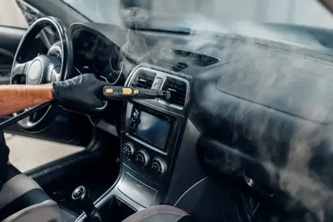 Czym czyścić auto w środku? Poradnik: profesjonalny efekt DIY