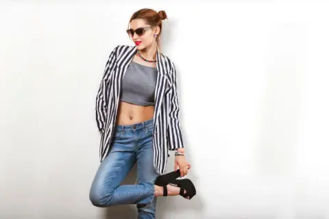 Bluzka w paski z czym nosić – stylizacje, które zachwycą każdego