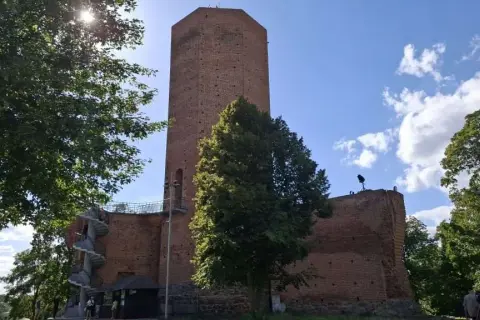 Zamek w Kruszwicy: Fascynująca historia i tajemnice, które musisz poznać