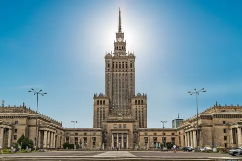 Imponujący Pałac Kultury i Nauki w Warszawie, którego wysokość dominuje nad miastem, w słoneczny dzień.