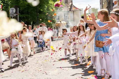 17 czerwca. Dzieci sypią kwiaty na procesję.