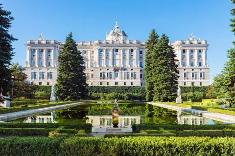Palacio Real de Madrid, un lugar ideal para incluir en tus 10 cosas que hacer en Madrid. Jardines y estanque con reflejos.