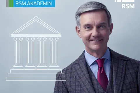 Man i kostym ler, med en stiliserad byggnad och texten "RSM AKADEMIN". Han kan vara en expert på verklig huvudman aktiebolag.