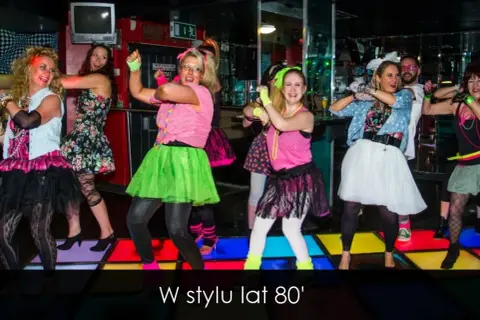 Impreza w stylu lat 80 - jak stworzyć niezapomnianą atmosferę?