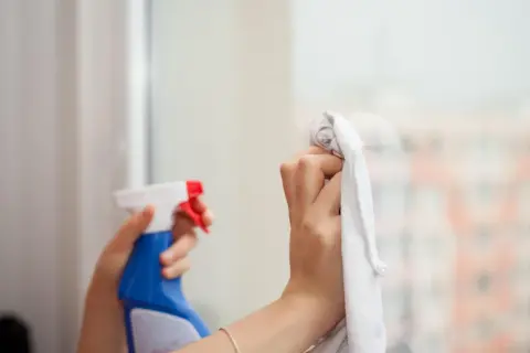 Okna bez smug: Sekrety perfekcyjnego mycia od eksperta