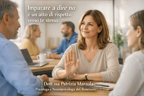 Una donna alza la mano in segno di stop, mostrando la psicologia del non saper dire di no. È un atto di rispetto verso se stessi.