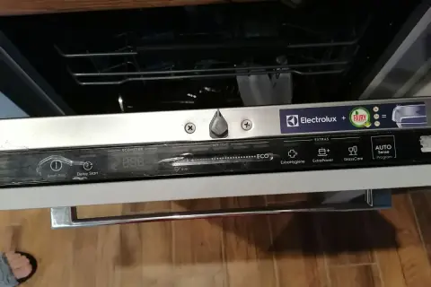 Panel sterowania zmywarki Electrolux z ikonami programów i naklejką Fairy. Czystość to podstawa!
