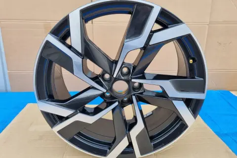 Oryginalna felga do Škoda Kodiaq RS, dwukolorowa, z ostrymi, geometrycznymi ramionami, gotowa na nowe wyzwania.